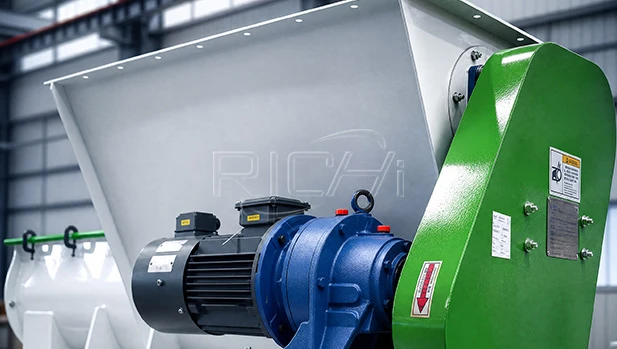 Feeding machine for sawdust wood biomass pelletizer