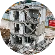 Von einer Holzpelletmaschine verarbeitetes recyceltes Altholz von einer Abbruchbaustelle