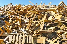 Holzabfälle aus der Möbelherstellung als recycelter Rohstoff für die Verarbeitung in Holzpellet-Produktionsanlagen