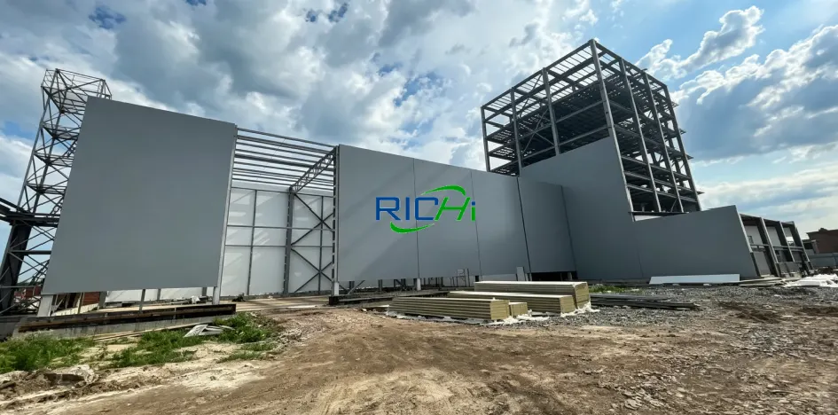 Baustelle für eine integrierte 4T/H-Extrusionsanlage zur Herstellung von Hundeleckerlis in Russland, Projekt zum Bau einer Großanlage zur Herstellung von Hundefutter mit Extrudern für die Tierfutterproduktion