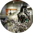 Abfallentsorgungsunternehmen recycelt Holzabfälle mit einer Maschine zur Herstellung von Holzpellets