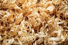 Trockene Holzspäne als Rohstoff, der von einer Holzpelletmaschine zur Herstellung von Brennstoffpellets verarbeitet wird