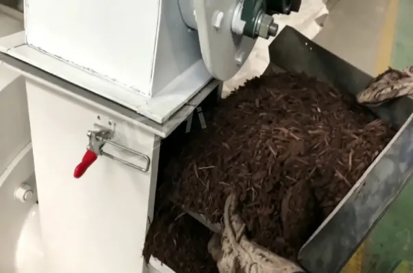 Feeding compost raw material into compost pellet machine for processsing organic fertilizer pellet