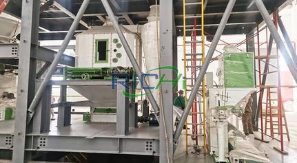Biaya pabrik pakan ternak ruminansia 3-5 tph di Indonesia, lini produksi pakan ternak skala kecil dengan platform berstruktur baja dan peralatan pengolahan pakan