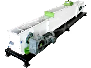 Scraper conveyor for transporting compost and feed bulk materials