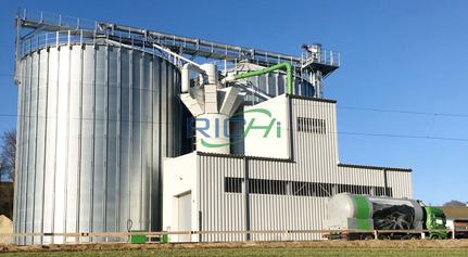 Lini produksi pelet alfalfa berkapasitas 20–25 tph untuk pabrik pakan ternak di Inggris, fasilitas produksi pakan ruminansia lengkap dengan silo dan peralatan pabrik pelet